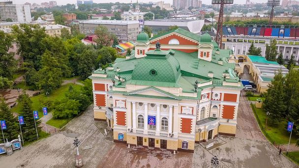 Rosja, Irkuck - 26 lipca 2018: Irkuck Akademicki Teatr. N.P. Okhlopkova, od Dron  - Zdjęcie, obraz