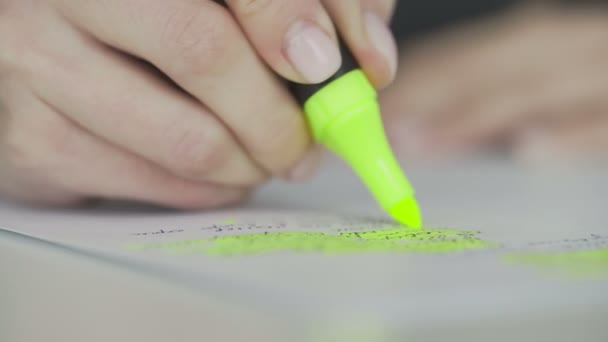 Macro do marcador verde do iluminador selecionando uma frase no texto
 - Filmagem, Vídeo