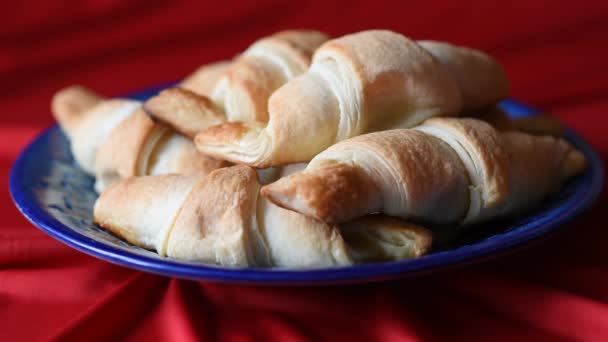 croissants op een blauw bord op rood in poedersuiker - Video