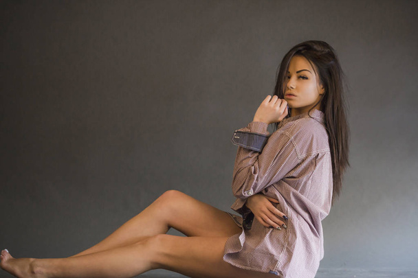 Lähikuva muotokuva kauneuden nuori nainen ruudullinen paita poseeraa harmaa studio tausta
 - Valokuva, kuva