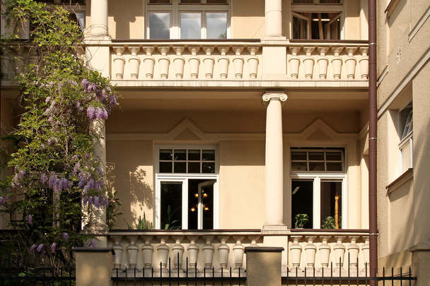 Fachada de arrendamento com varanda e flores
 - Foto, Imagem