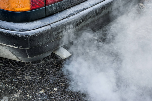 Az autó, amely bocsát ki a kipufogócső kipufogó-gázok a légkörbe. - Fotó, kép