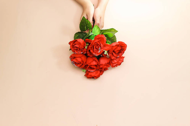 Frau hält einen schönen Rosenstrauß für den Urlaub (Valentinstag) in der Hand ...) - Foto, Bild