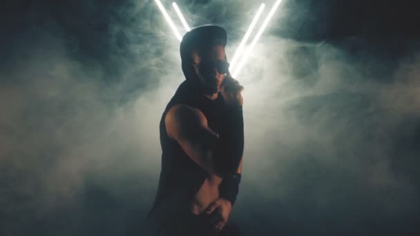 Sexy man dancing in smoke - Filmmaterial, Video