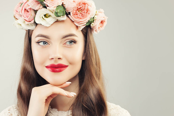 Mujer linda con piel sana, maquillaje y flores de primavera Primer plano
  - Foto, imagen