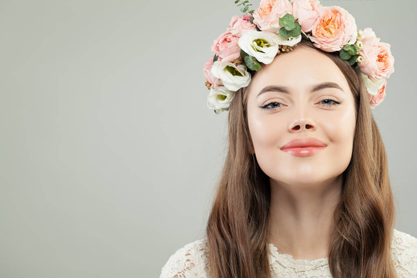 Jeune belle modèle femme en fleurs couronne portrait
. - Photo, image