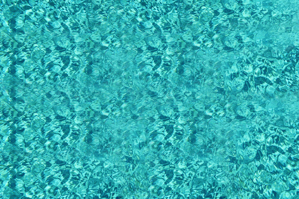 Agua rasgada azul con reflejos soleados. Agua en agua ondulada
 - Foto, imagen