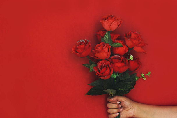 nő kezében csokor Rózsa virágok - Fotó, kép