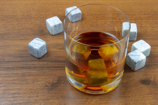 Whisky en un vaso roks y piedras de whisky
 - Foto, Imagen