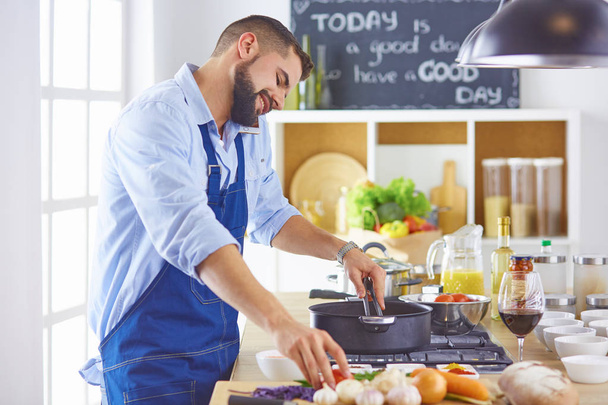 koken, beroep en mensen concept - mannelijke chef-kok koken met sm - Foto, afbeelding
