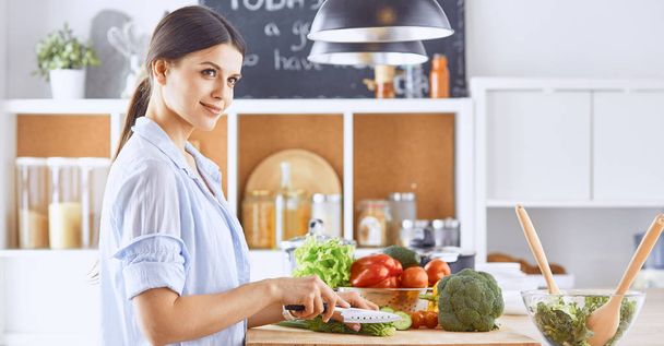 A young woman prepares food in the kitchen. Healthy food - vege - Foto, Imagem