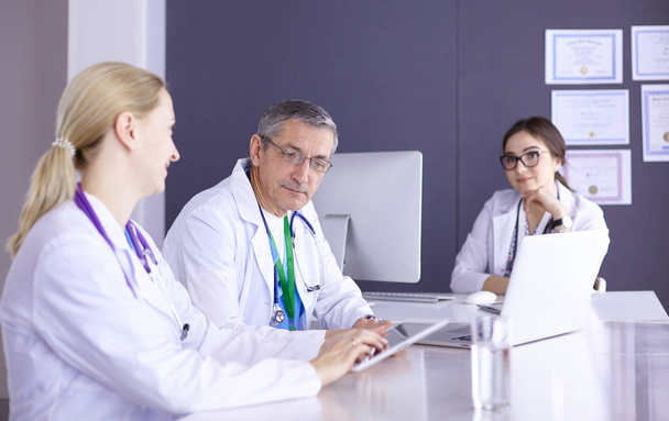 Médecins ayant une discussion médicale dans une salle de réunion
 - Photo, image