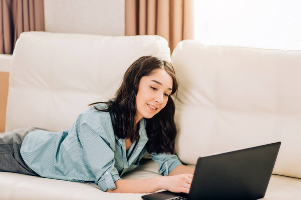 Bbeautiful woman using laptop computer at home on sofa - Zdjęcie, obraz