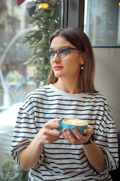 fiatal gyönyörű nő ül café drink kávé táblázat várni Avaya jó reggelt koncepció - Fotó, kép