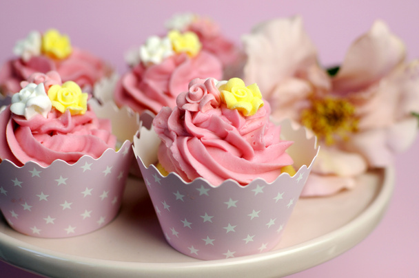 Beaux cupcakes roses décorés sur support de gâteau rose pour anniversaire, mariage ou occasion d'événement spécial féminin. Fermer avec bokeh
. - Photo, image