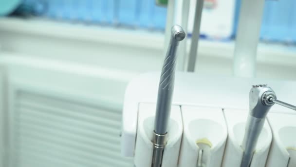 Zbliżenie: profesjonalne instrumenty dentystyczne. Media. Metalowe różne sterylne narzędzia w gabinecie stomatologicznym, które są gotowe do zastosowania w pracy - Materiał filmowy, wideo
