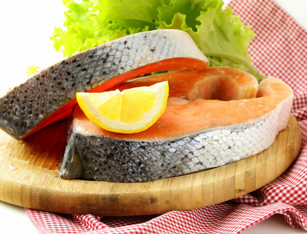 pesce rosso crudo fresco (salmone) su un tagliere
 - Foto, immagini