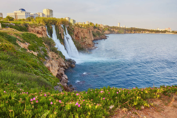 Живописный Нижний Дуденский водопад - одна из самых живописных природных достопримечательностей страны, его сильный водный поток создает красочную радугу над морем, Анталья, Турция
. - Фото, изображение