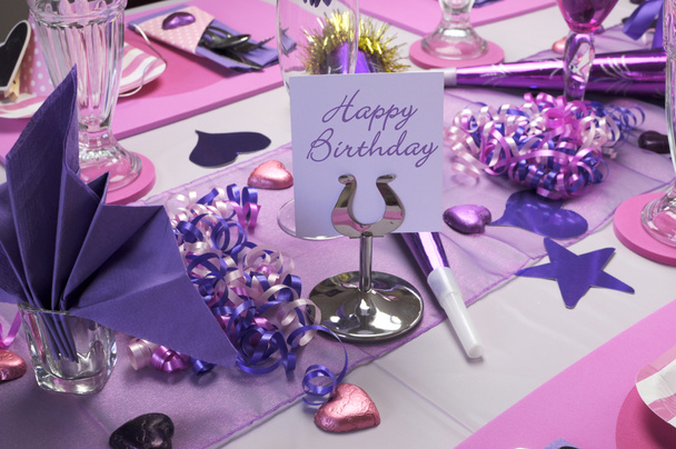 Décorations de table de fête à thème rose et violet avec message Joyeux anniversaire sur le support de table
. - Photo, image