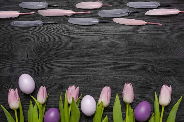 Fond de Pâques - œufs et décorations sur un fond noir en bois
 - Photo, image