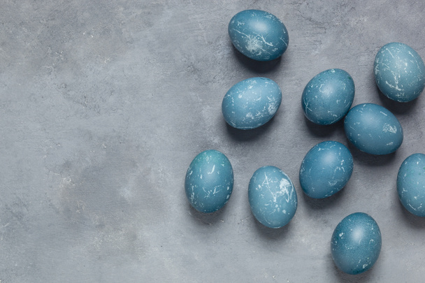 Pascua - huevos manchados con col roja sobre un fondo de hormigón
 - Foto, imagen