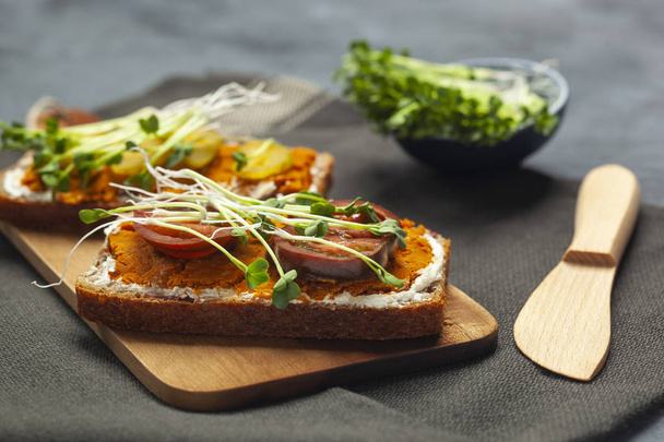 Sanduíches com brotos de rabanete e lentilha vermelha pate
 - Foto, Imagem