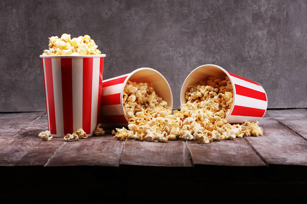 Έννοια σινεμά με ποπ κορν. γλυκό και αλμυρό popcorn - Φωτογραφία, εικόνα