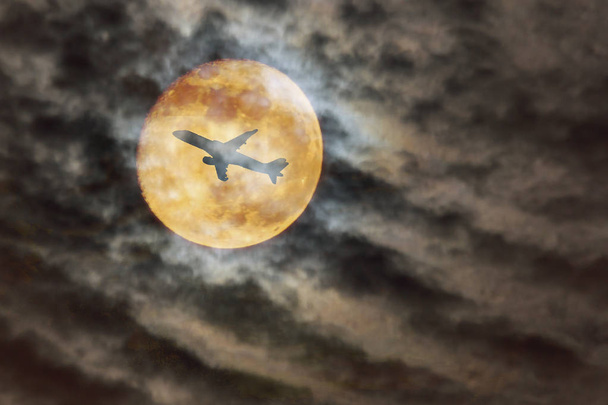 letadlo, silueta letadla proti úplňku - Fotografie, Obrázek