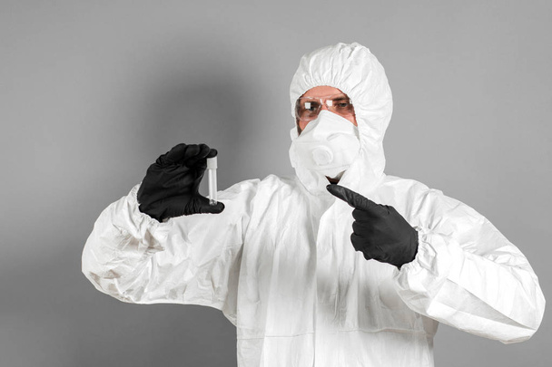 Ένας ιατρικός επιστήμονας ή ένας αστυνομικός που φοράει προστατευτική ενδυμασία - Φωτογραφία, εικόνα