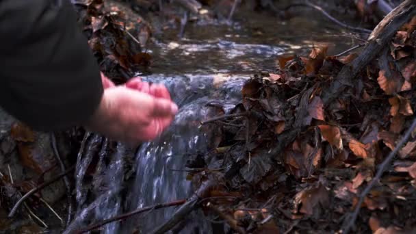 L'homme prend une poignée d'eau de montagne
 - Séquence, vidéo
