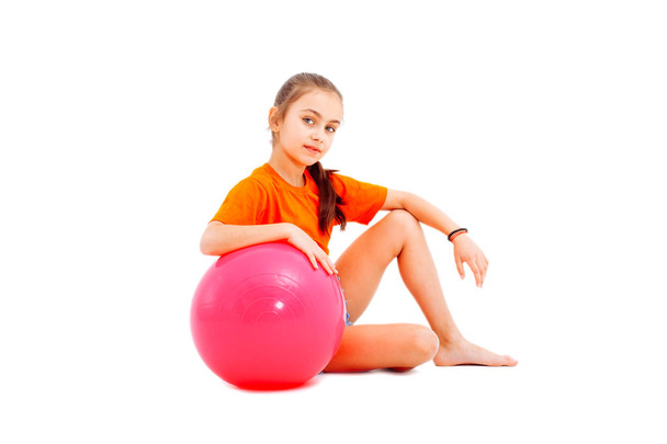 fitness dívka drží míč pilates. - Fotografie, Obrázek