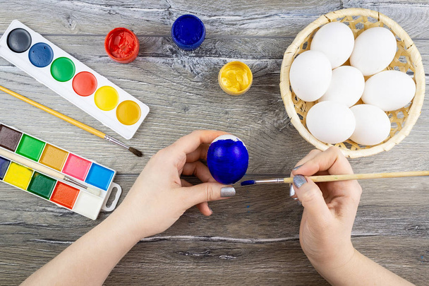 Girl paints eggs - Φωτογραφία, εικόνα