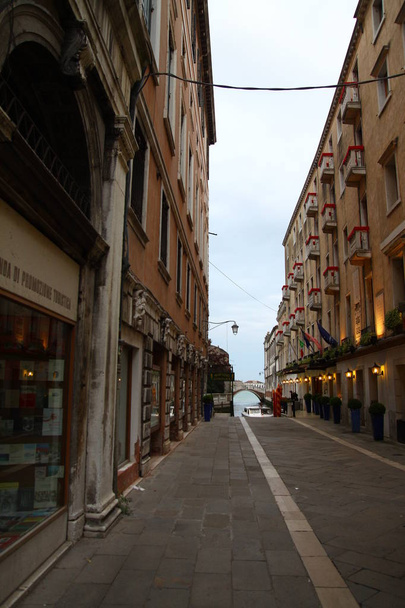 typische Straße in Venedig. Italien - Foto, Bild