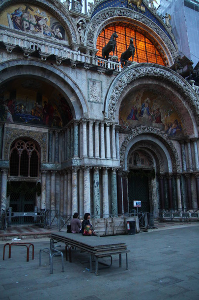 Detail der Basilika St. Marco am Abend. Venedig. Italien - Foto, Bild