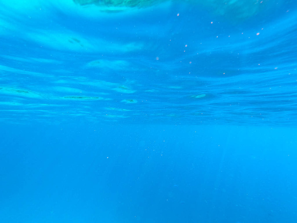 Bela textura do mar e água do oceano. fundo azul. Fotografia subaquática. Mar Vermelho, Egito
. - Foto, Imagem