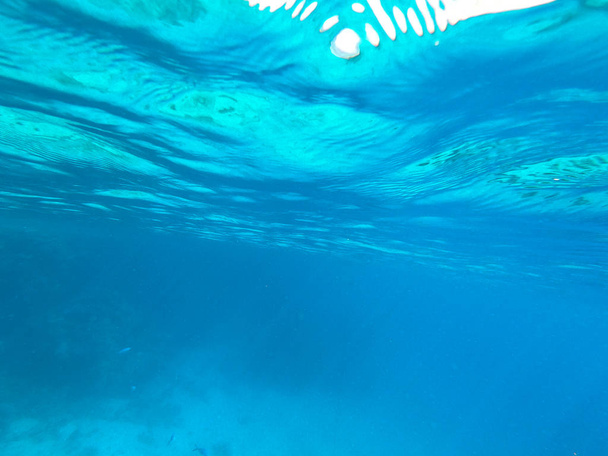 Gyönyörű textúra a tenger és az óceán vizén. kék háttéren. Víz alatti fényképezés. Red Sea, Egyiptom. - Fotó, kép