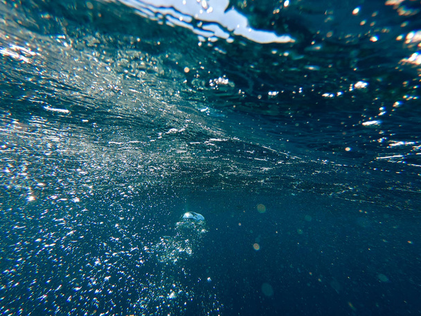 Des bulles d'air sous l'eau se lèvent. Belle texture d'eau de mer et d'océan. Fond bleu aérien. Photographie sous-marine
. - Photo, image