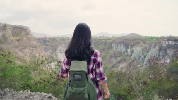 Yavaş hareket - Hiker Asya backpacker kadın dağın zirvesine yürüyüş, Kadın yürüyüş macera özgürlük duygu onu tatil keyfini çıkarın. Yaşam tarzı kadınlar seyahat ve serbest zaman kavramı dinlenmek. - Video, Çekim