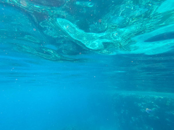 Krásná textura moře a oceánská voda. modré pozadí. Podvodní fotografie. Rudé moře, Egypt. - Fotografie, Obrázek