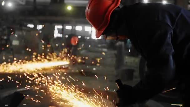 Man werk met metaalverwerking fabriek. Sparks. - Video