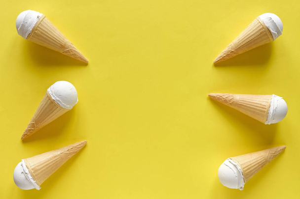 Doble borde lateral de los conos de helado de vainilla
 - Foto, imagen