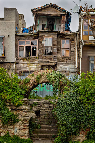 Antigua casa de madera tradicional turca abandonada en Estambul, Turquía
 - Foto, imagen