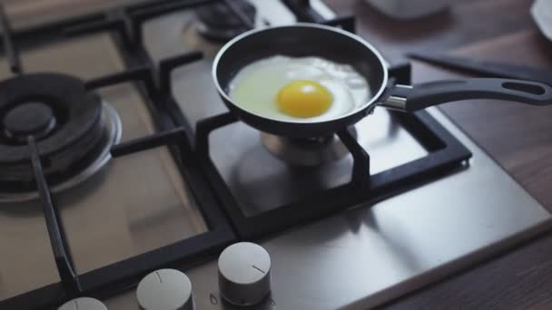 Μαγειρεύοντας αυγά σε ένα τηγάνι. - Πλάνα, βίντεο