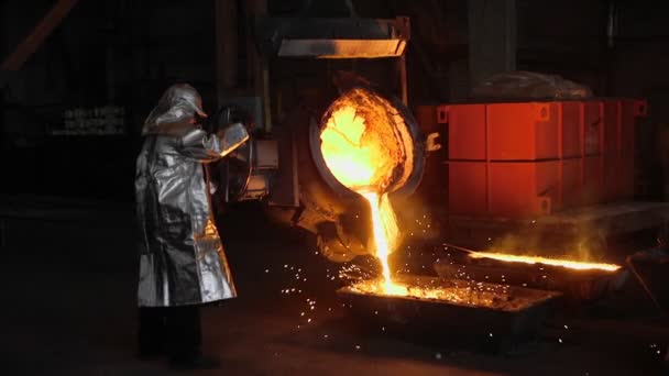 Hombre trabajando con metal líquido en fábrica. Fábrica de metal
 - Metraje, vídeo
