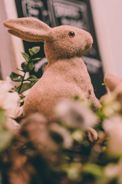 Eristetyt käsintehdyt pääsiäiskoristeet (Bunny with Blossom Flowers) harmonian ja rauhan käsite perheessä
 - Valokuva, kuva
