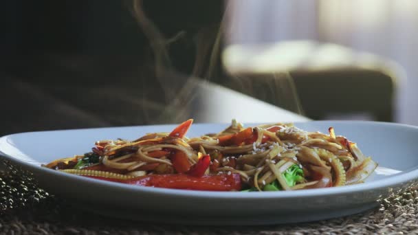 Primer plano de caliente y vapor asiático wok fideos - Imágenes, Vídeo