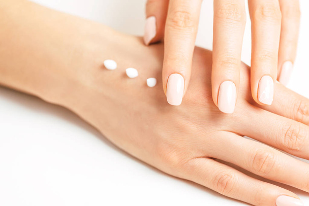 Female hands applying moisturizing cream for smooth skin.  - Foto, Imagem