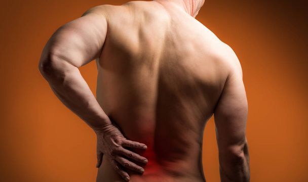 Hombre musculoso con dolor en la espalda
 - Foto, Imagen