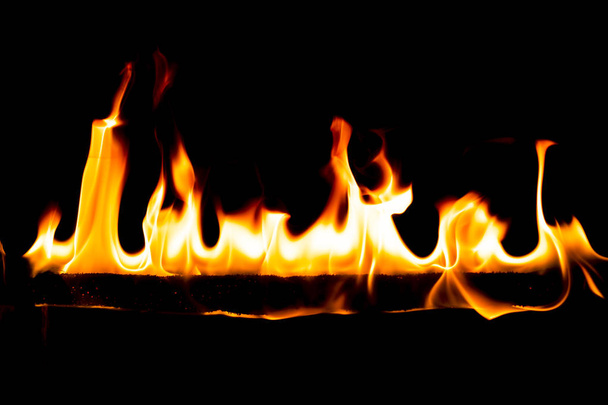 Огненное пламя на абстрактном искусстве черный фон, горящие красные горячие искры поднимаются, огненные оранжевые светящиеся частицы
 - Фото, изображение