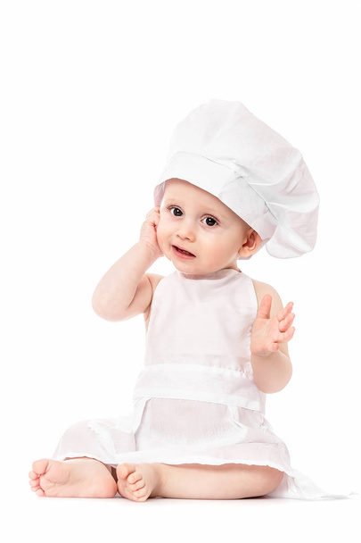 Pikku kokki. Suloinen poika pukeutuneena kokin hattuun. eristetty valkoinen. Pikkulapsi leikkii. suuren koon resoluutio. Tekstin tai muotoilun elintarvikebanneri - Valokuva, kuva